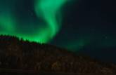 As cores da Aurora reflerem no Yukon River, em Dawson City, no noroeste do Canadá